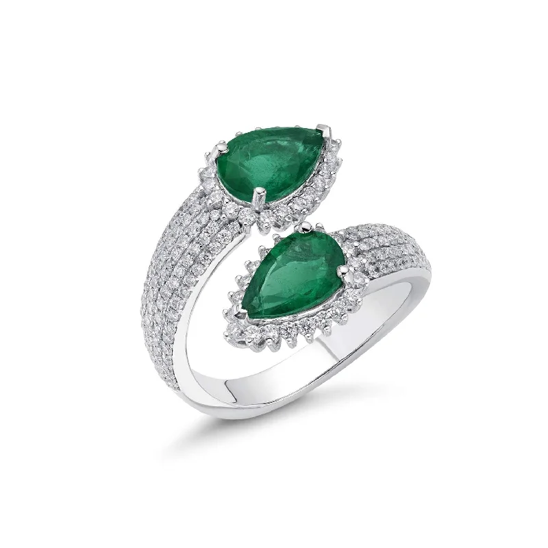 18KT WHITE GOLD EMERALD & DIAMOND RING