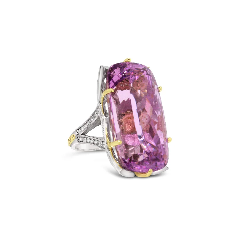 18KT WHITE GOLD KUNZITE & DIAMOND RING.