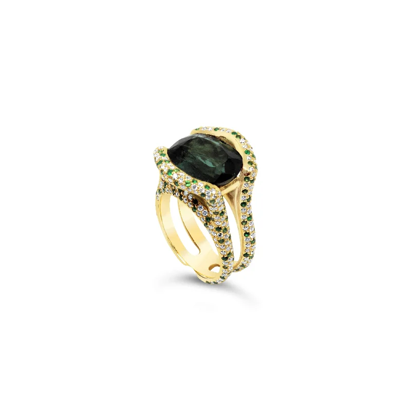 18KT YELLOW GOLD TOURMALINE & DIAMOND RING.