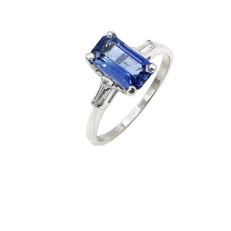 SAPPHIRE AND DIAMOND RING