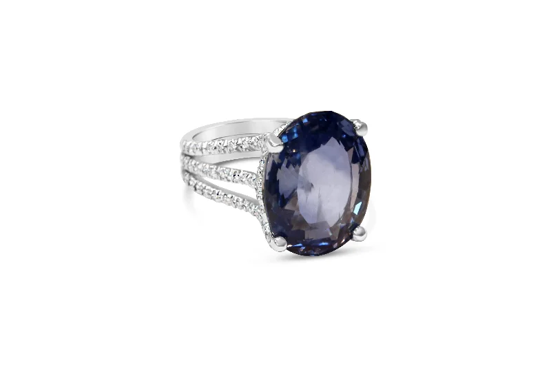 SAPPHIRE AND DIAMOND RING